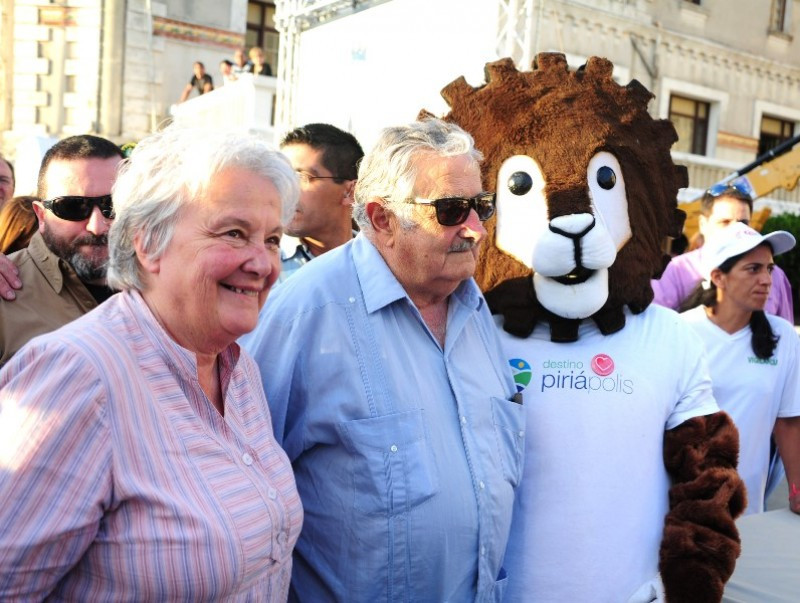 Mujica junto a su esposa, la senadora Lucía Topolansky, y la mascota de Piriápolis, Helios.