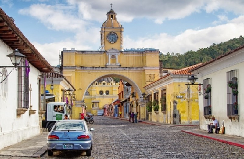 Calle del Arco en Antigua Guatemala, una ciudad cuya economía está basada en el turismo. #shu#