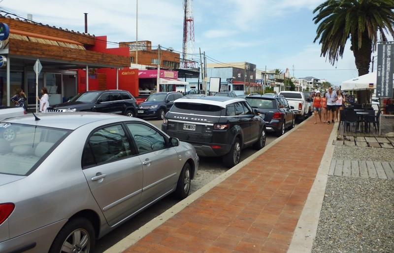 La ruta 10, en La Barra, concentra comercios de diversos rubros, restaurantes y locales nocturnos.