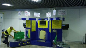 Grupos ilegales de plastificadores de maletas amedrentan en Barajas a la concesionaria