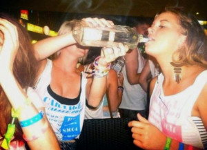 Calviá prohibirá el consumo de alcohol en la calle y los tours de borrachera
