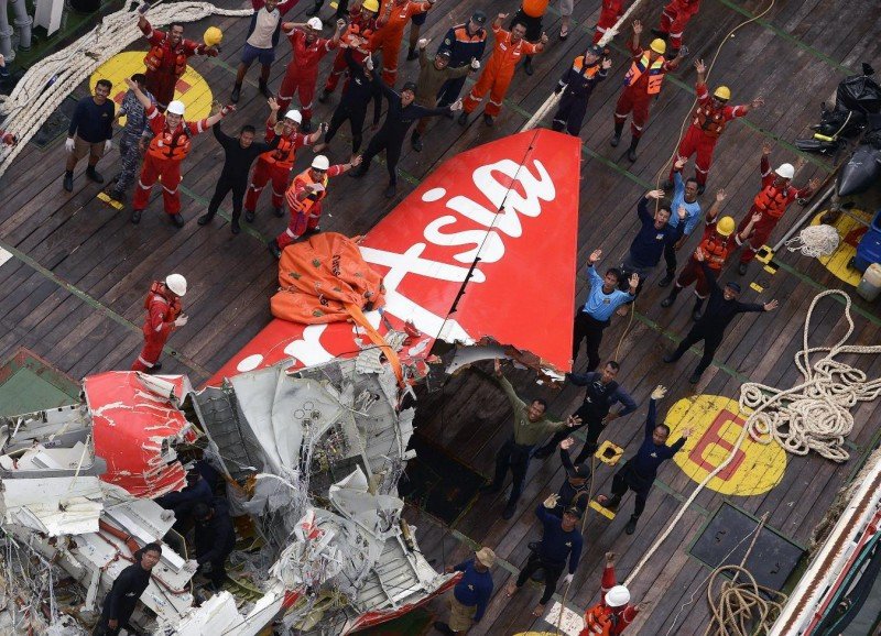 El avión de AirAsia 'sufrió una explosión' antes de estrellarse en el mar 