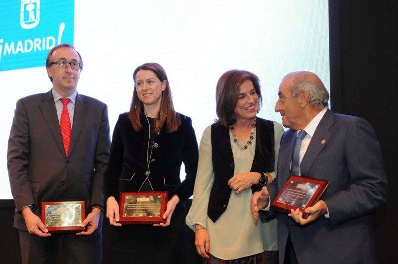 La acaldesa de Madrid, Ana Botella, entregó al aeropuerto Adolfo Suárez-Madrid-Barajas, a Iberia Express y a Air Europa los Premios de Turismo ciudad de Madrid, en el marco de Fitur 2015.