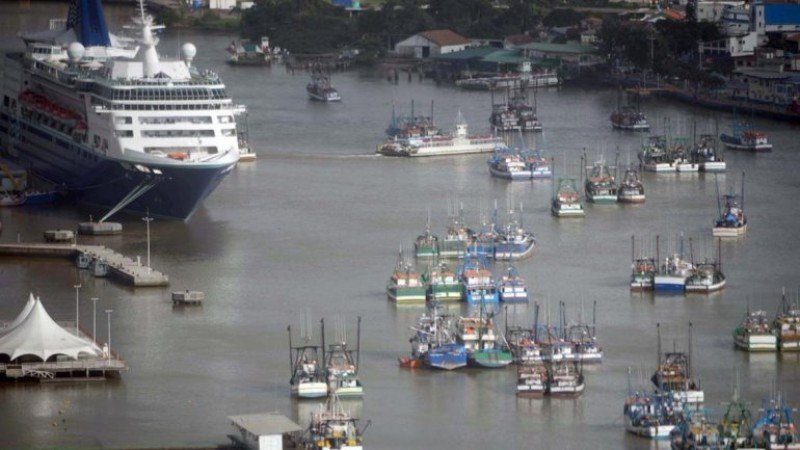 Pescadores bloqueando el crucero en el puerto de Itajaí. Foto: Infobae