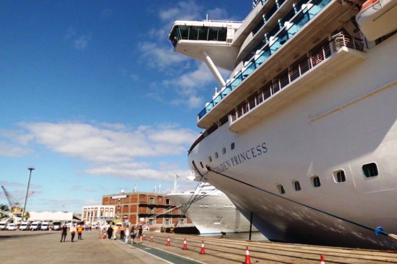 El Golden Princess en el Puerto de Montevideo. Foto: Cruceros en Uruguay.