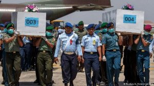Cesan a cuatro controladores aéreos en Indonesia por no comprobar los vuelos de Air Asia