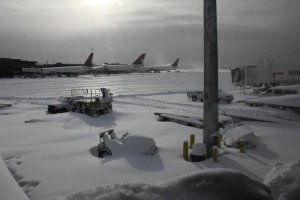 Cancelan más de 2.000 vuelos por temporal de nieve en EE.UU.
