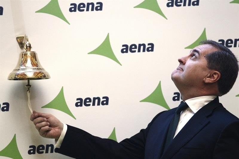 El presidente de Aena, José Manuel Vargas, da la tradicional campanada indicativa de que un nuevo valor ha saliod al parqué (Foto: Europa Press).
