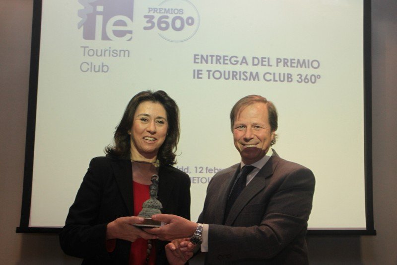 La presidenta de Paradores, Ángeles Alarcó, recibe el Premio 360º de manos de Ramón Estalella.