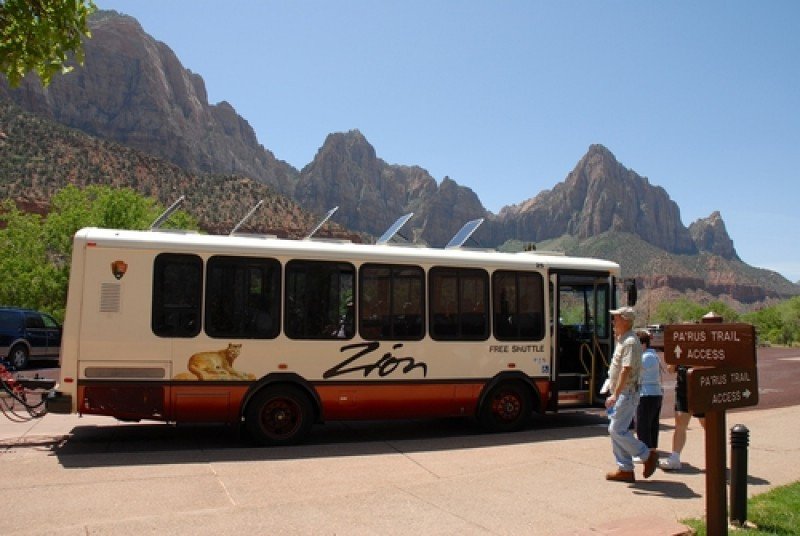 Visitantes suben a un autocar que realizará un recorrido guiado por un parque nacional de Utah, Estados Unidos. #shu#