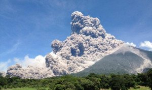 Interrumpidas las operaciones en el aeropuerto de Ciudad de Guatemala por la erupcion de un volcán
