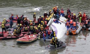 Rescatan a 15 sobrevivientes del avión accidentado en Taiwán