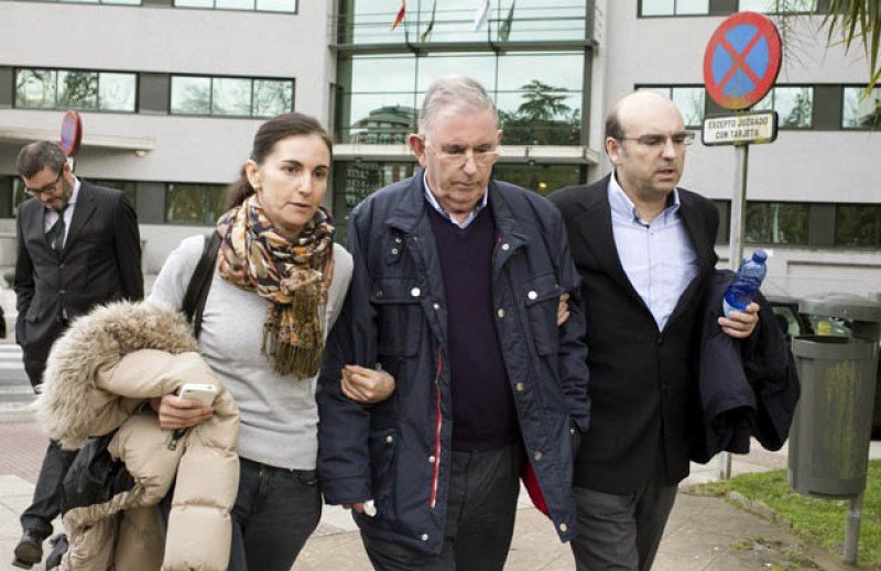 Carlos Américo con sus hijos a la salida del juzgado. Carlos Américo con sus hijos a la salida del juzgado.