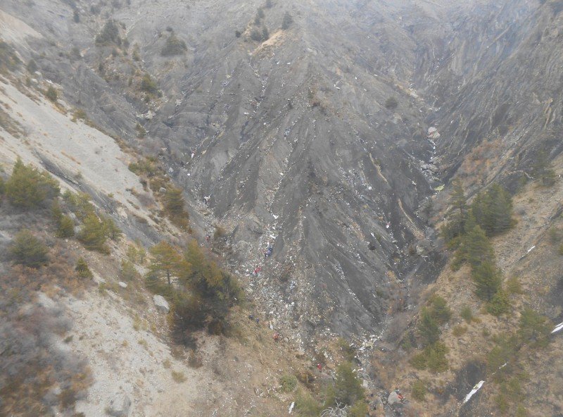 El lugar del accidente, entre dos crestas de montaña, tiene una superficie de uan dos hectáreas, según la BEA.
