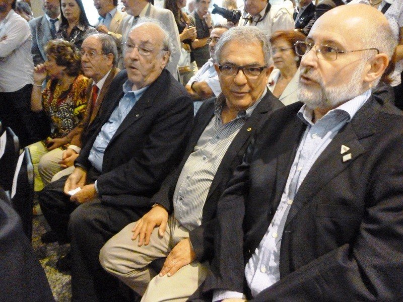 Luis Borsari flanqueado por los dirigentes hoteleros Walter Sobrero (izq.) y Juan Martínez (derecha).