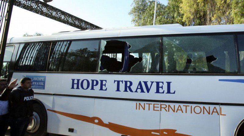 Ómnibus de turismo atacado por terroristas en Túnez. Foto: EFE