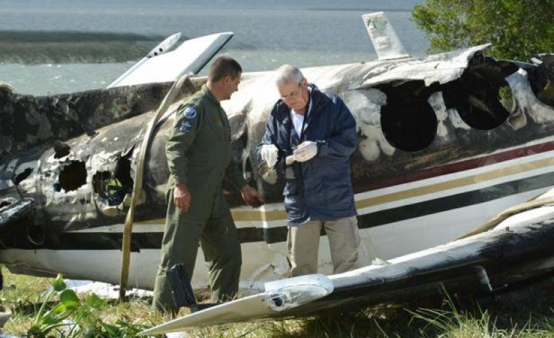 Técnicos realizan pericias en los restos del avión accidentado. Foto: Ricardo Figueredo, El País.