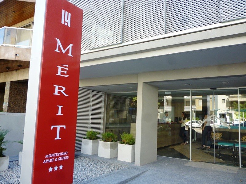 El hotel 1.4 Mérit Montevideo Apart y Suites está en Bulevar España entre Ellauri y Berro.