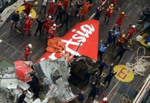 Suspenden la búsqueda de pasajeros desaparecidos en el accidente de AirAsia
