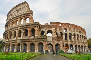 Dos turistas detenidas en Roma por grabar sus iniciales en el Coliseo