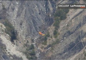 Los equipos de rescate llegan a los restos del vuelo 4U9525 de Germanwings