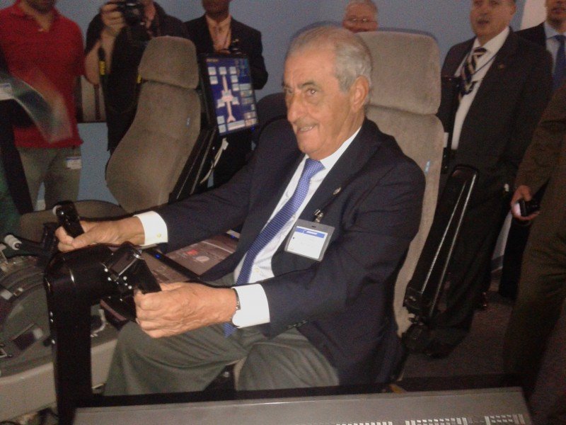 Hidalgo en uno de los simuladores de Boeing, en Miami.