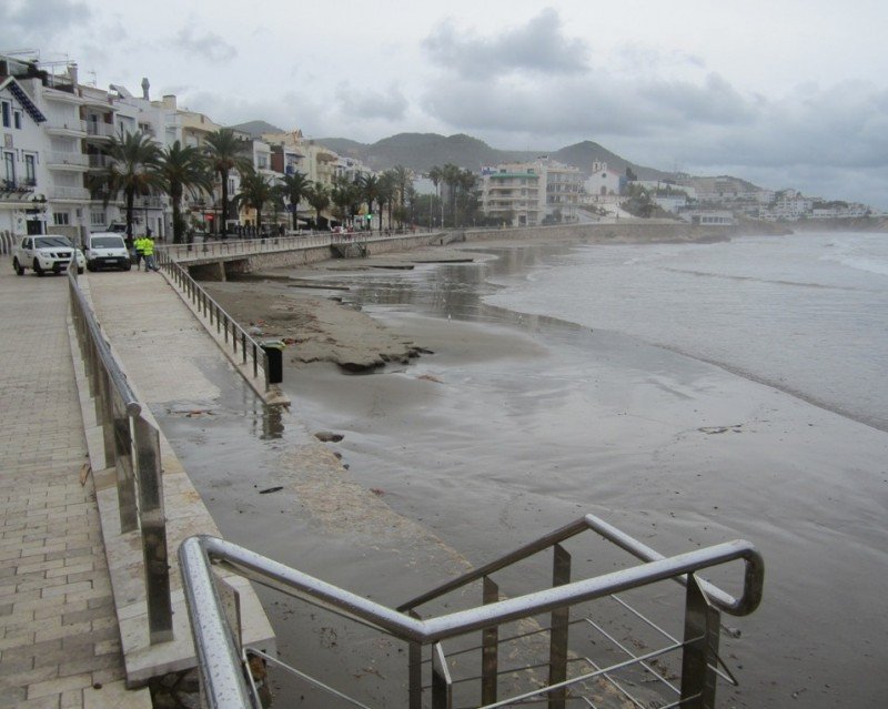 El paseo Marítimo de Sitges, Barcelona, resultó afectado por un temporal.
