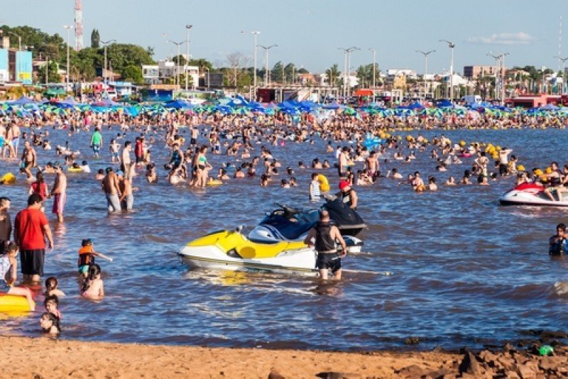 Cientos de turistas en una playa de Encarnación, sobre el río Paraná- #shu#