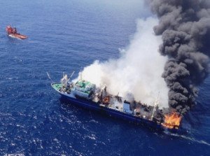 Vídeo: un pesquero ruso se hunde al sur de Gran Canaria con toneladas de combustible 