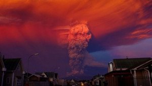 Alerta en la Patagonia por la erupción del volcán chileno Calbuco