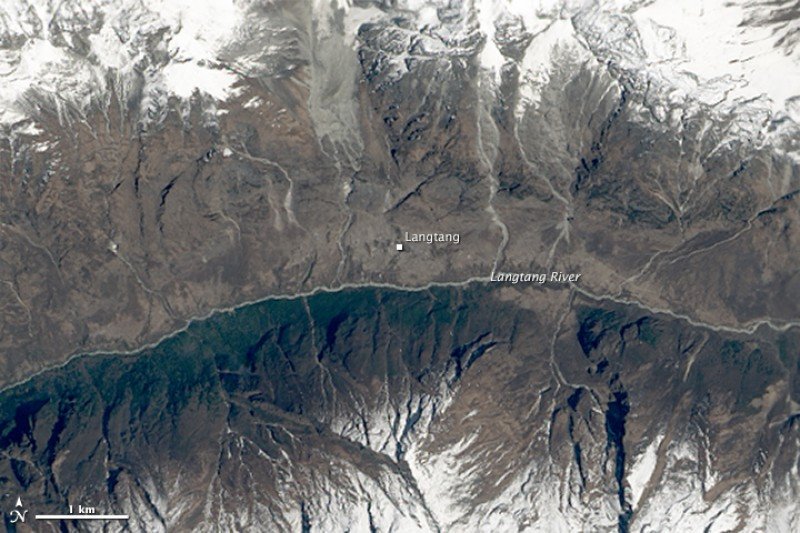 Esta imagen proporcionada por la NASA muestra el valle de Langtang, Nepal, hace un año, en abril de 2014.