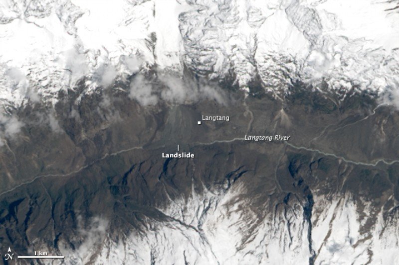 En esta otra imagen por satélite, del pasado 30 de abril, se puede observar el efecto de las avalanchas en el valle. Foto: NASA.