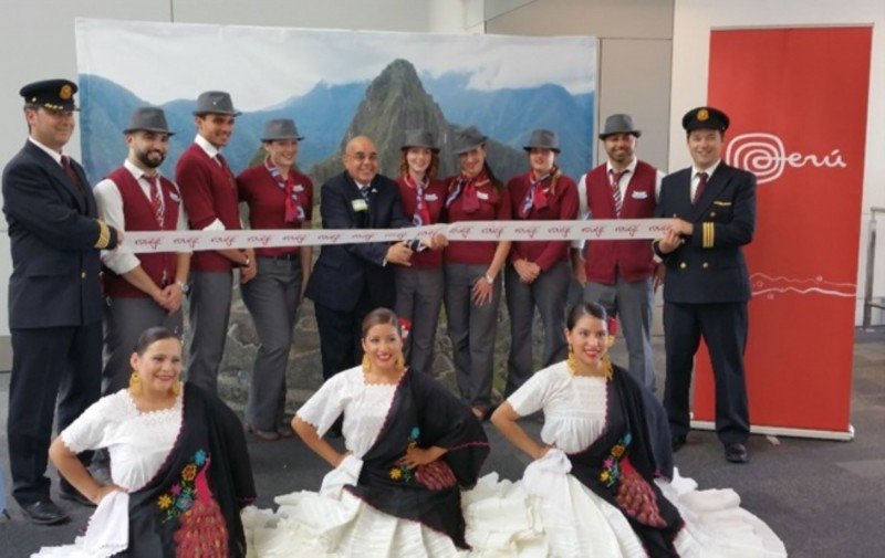 El primer vuelo de Rouge Air Canada a Lima fue recibido con una ceremonia especial.