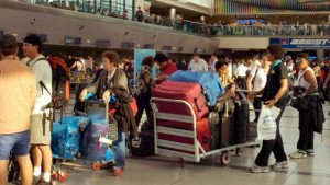 Viajes de argentinos al exterior superan en 800.000 a los arribos
