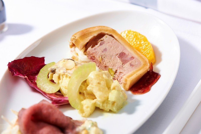 Delicia culinaria de Lufthansa que
combina paté, roast beef, ensalada...