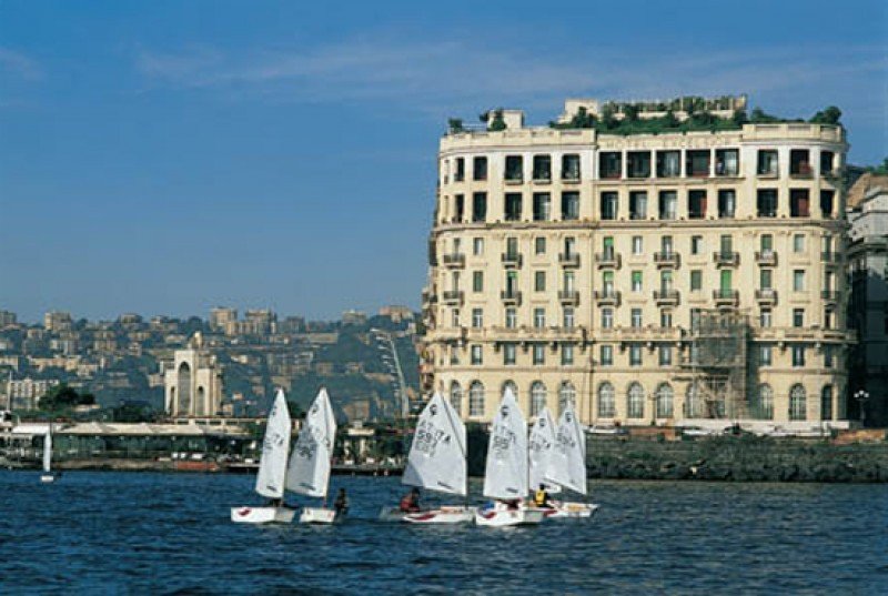 El Eurostars Excelsior cuenta con 123 habitaciones de lujo, restaurante en la azotea con espectaculares vistas del Golfo de Nápoles, y salas de reuniones.