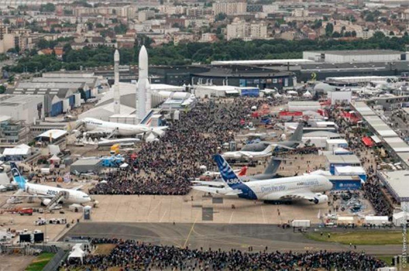 Fabricantes de flota, compañías aéreas, proveedores d ela induistria aeroespacial y público en la 51 edición del Paris Air Show en el Aeropuerto de Le Bourget.