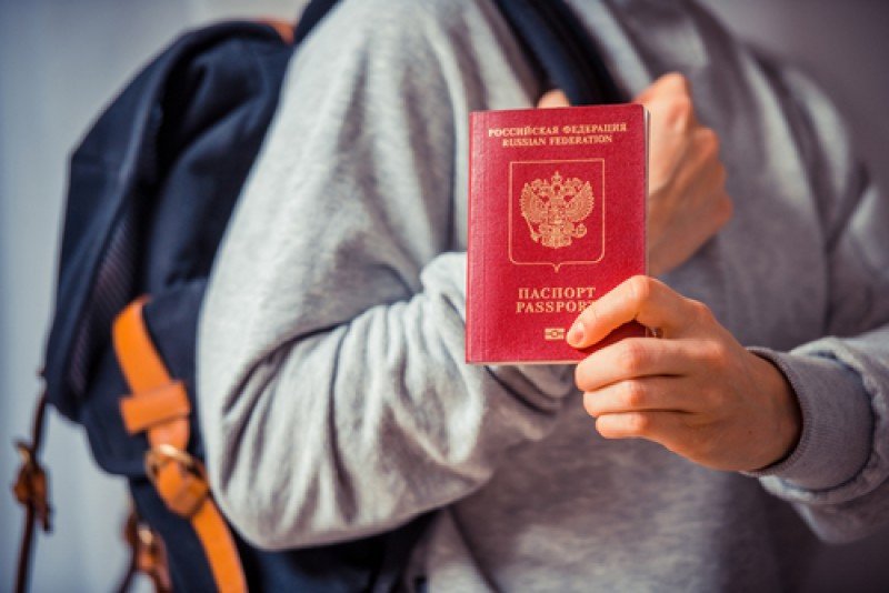 Un viajero ruso muestra su pasaporte. #shu#