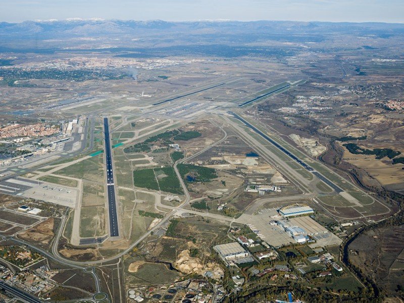 Cuál es el aeropuerto más grande de españa