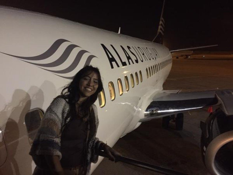 Sabrina Acevedo, director comercial de Alas Uruguay, fue a recibir a la nueva aeronave.