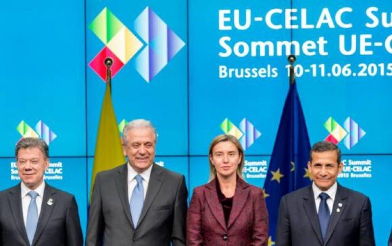 Los presidentes de Colombia y Perú con las autoridades europeas en la cubre EU- CELAC.