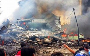 Mueren 113 personas al estrellarse un avion contra un hotel en Sumatra
