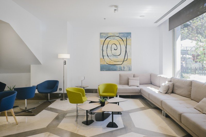 La decoración y el diseño del lobby responden a un concepto abierto y flexible con espacios versátiles.