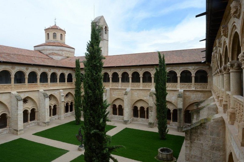 El hotel-balneario Monasterio de Santa María de Valbuena se ubica en un inmueble monumental del siglo XII que ocupa 18.000 metros cuadrados. Foto: Manuel Charlón.