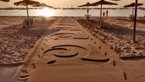 Fotonoticia: playas con la Q impresa en la arena