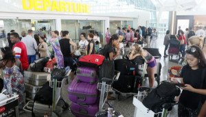 Indonesia cierra cinco aeropuertos por la erupción de un volcán