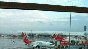China suspende las operaciones del aeropuerto donde un pasajero armado abordó un avión 