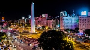 Aumento del dólar contrae 10% los ingresos por turismo en Buenos Aires