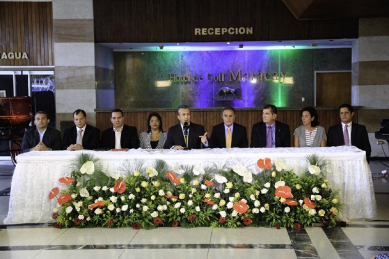 Firma del acuerdo entre el gobierno de Aragua y la cadena internacional.