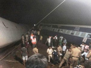 Al menos 28 muertos por el descarrilamiento de dos trenes en India